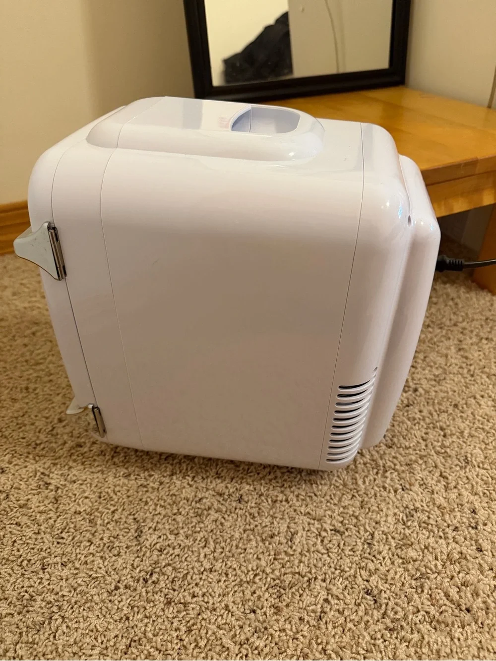 Caynel Mini skincare fridge